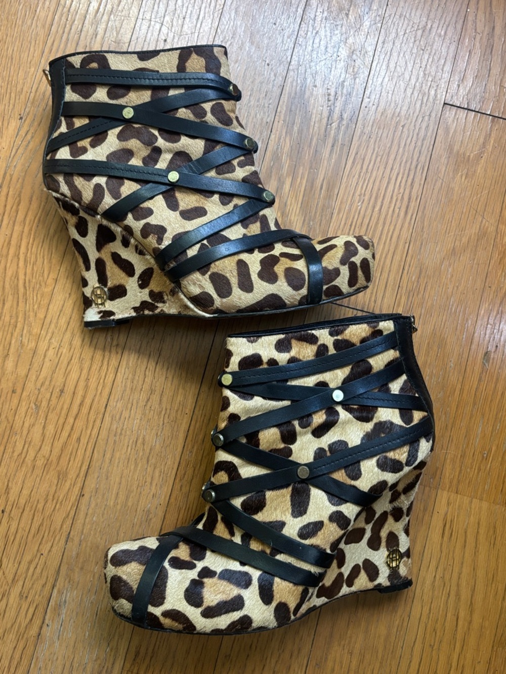 House of Harlow 1960 Leopard Print Wedge Ankle Boots with Black Straps Hot